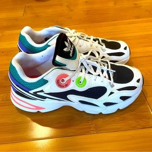 Adidas Astir - 9.5 women’s athletic shoes - only worn once, like new